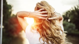 Μαλλιά πιο λαμπερά από ποτέ : Με φυσικούς τρόπους | Δώσε μεταξένια λάμψη στα μαλλιά σου με αυτά τα tips