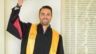 Ηλίας Βρεττός : Πήρε το πτυχίο του στα Οικονομικά