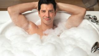 Σάκης Ρουβάς: Ποζάρει γυμνός στη μπανιέρα!