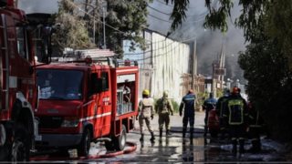 Φωτιά σε εργοστάσιο πολυεστερικών στον Ασπρόπυργο - Μήνυμα από το 112