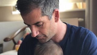 Κώστας Μπακογιάννης : Η φωτογραφία με τον γιο του είναι ό,τι πιο γλυκό θα δεις σήμερα