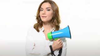 Η Βάσω Λασκαράκη φωτογραφίζει την κόρη της, Εύα