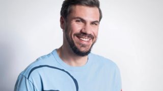 Άκης Πετρετζίκης: Ξεπέρασε το 1,5 εκατομμύριο followers στο Instagram! Δείτε πώς το γιόρτασε