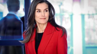 Βασίλισσα Letizia της Ισπανίας | Με midi floral φόρεμα από τη Massimo Dutti και αξεσουάρ σε γήινους τόνους