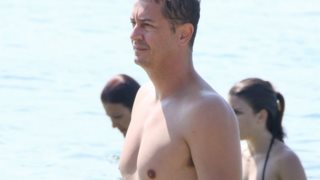 Αντώνης Σρόιτερ: Δείτε τον στην παραλία!