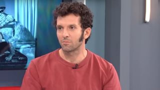 Δημήτρης Μοθωναίος: &quot;Την έβλεπα μέσα από τον καθρέφτη να προετοιμάζεται και να βάζει κρέμα&quot;