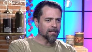 MasterChef | Τζόναθαν Χάρτνετ: &quot;Ο Γιάννος θα φτάσει στον τελικό. Έχει τις γνώσεις αλλά δεν φτάνεις εκεί χωρίς στρατηγική&quot;