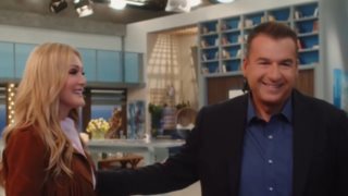 Η Νατάσα Θεοδωρίδου τραγουδάει &quot;Χρόνια Πολλά&quot; στον Γιώργο Λιάγκα