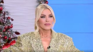 Το είπε και το έκανε η Κατερίνα Καινούργιου - "Έκλεψε" το σακάκι του Νίκου Κοκλώνη και το φόρεσε στη "Super Κατερίνα"
