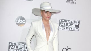 AMAs 2016: Όλες οι εντυπωσιακές εμφανίσεις στο κόκκινο χαλί!