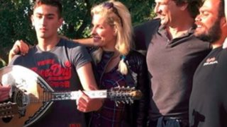 Ελένη Μενεγάκη: Κυριακή του Πάσχα με τον Μάκη Παντζόπουλο! Δείτε τους να ποζάρουν μαζί με την παρέα τους