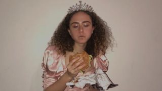 Η αντισυμβατική θετή κόρη της Kamala Harris‎ | Το μόντελινγκ &amp; η capsulle συλλογή που ξεπούλησε σε 1 ώρα