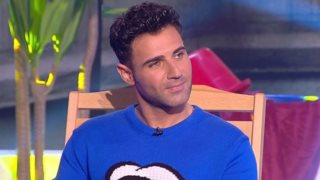 Πέτρος Ιακωβίδης: "Πιστεύω πολύ. Κοινωνώ κιόλας. Πριν βγω να τραγουδήσω έχω έναν σταυρό και τρεις εικόνες, φιλάω αυτές και μετά βγαίνω"