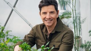 Ο Σάκης Ρουβάς ετοιμάζει για πρώτη φορά βασιλόπιτα υπό την &quot;καθοδήγηση&quot; του Άκη Πετρετζίκη