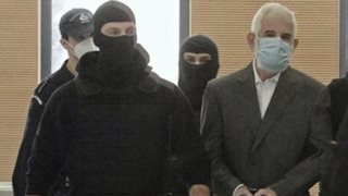 Έφτασε στο δικαστήριο με χειροπέδες ο Πέτρος Φιλιππίδης - Στο πλευρό του η σύζυγος και ο γιος του