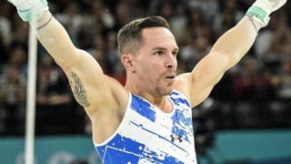 Η αποθεωτική υποδοχή του Λευτέρη Πετρούνια στο Ολυμπιακό Χωριό - Βίντεο