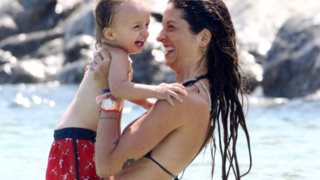 Σοφία Καρβέλα: Οικογενειακώς στη Μύκονο: Στην παραλία με τον γιο της &amp; την Άννα Βίσση