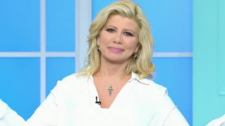 &quot;Λύγισε&quot; η Ζήνα Κουτσελίνη μιλώντας για τον Γιώργο Καραϊβάζ