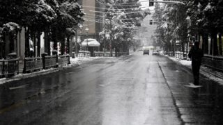 Καιρός: Νέα πτώση της θερμοκρασίας και τσουχτερό κρύο σε όλη τη χώρα - Χιονίζει και στην Αθήνα