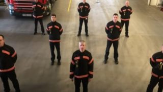 Το συγκινητικό μήνυμα των Άγγλων πυροσβεστών στους Ιταλούς συναδέλφους τους: Με μουσική υπόκρουση το &quot;Bella Ciao&quot;