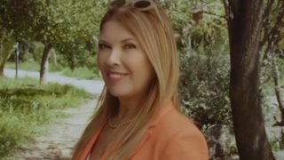 Σοφία Αλιμπέρτη | Στρώνει το τραπέζι στο σπίτι της στην Πάρο