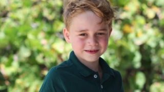 Πρίγκιπας George 
: Έχει γενέθλια! Δες τα νέα πορτραίτα του
