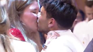 Μανώλης Σαρρής: Το καυτό φιλί του νέου Έλληνα MasterChef στον μεγάλο τελικό!