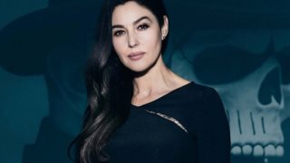 Monica Bellucci: Μεταμορφώνεται σε ντίβα της όπερας με εντυπωσιακή γκαρνταρόμπα
