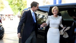 Όταν η βασίλισσα Ελισάβετ διόρθωσε την ουρά του νυφικού της Marie-Chantal στον γάμο της με τον Παύλο Γλύξμπουργκ