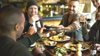 Ποια είναι τα γεύματα που σου χαρίζουν με τη μία όλες τις θερμίδες της ημέρας
: Τα τρως συχνότερα από όσο φαντάζεσαι
