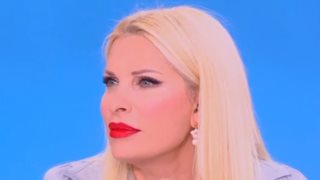 Ελένη Μενεγάκη: &quot;Έχω το κουσούρι της μάνας μου, τους κοιτάζω μέσα στα μάτια&quot;