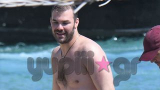 Γιώργος Σαμπάνης: Με γοητευτική συνοδό στη Μύκονο! Δείτε τον μόνο με το μαγιό του