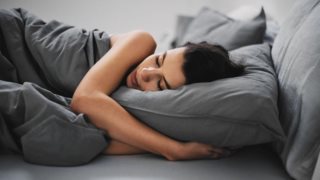 Αυτό το απλό τρικ θα σε βοηθήσει να κοιμάσαι καλύτερα
: Χρειάζεται μόλις 2 δευτερόλεπτα!
