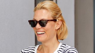 Βίκυ Καγιά: Η σπάνια δημόσια εμφάνιση με τον νεογέννητο Κάρολο στην αγκαλιά της: Φωτογραφίες