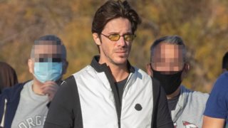 Ο Νίκος Οικονομόπουλος σε καθημερινές στιγμές στα νότια προάστια