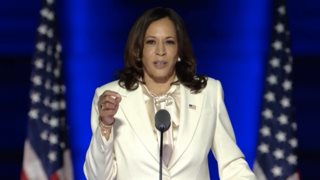Kamala Harris: Ο συμβολισμός πίσω από το λευκό κοστούμι της
