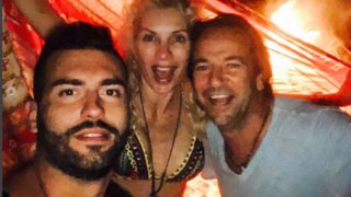 Ελένη Μενεγάκη : Το νυχτερινό πάρτι στην παραλία: Ποζάρει αγκαλιά με τον Μάκη Παντζόπουλο &amp; τον αδελφό της