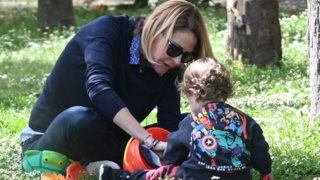 Η Τζένη Μπαλατσινού σε χαλαρές στιγμές με τον μικρό Παναγιώτη Αντώνη