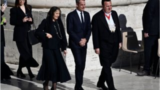 Ο Κυριάκος και η Μαρέβα Μητσοτάκη στην κηδεία του Πάπα Φραγκίσκου