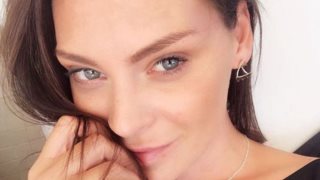 Υβόννη Μπόσνιακ: Στόλισε το γραφείο της για τα Χριστούγεννα