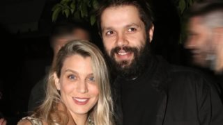 Το νέο στιγμιότυπο της Κατρίνας Τσάνταλη με τον Ανδρέα Βούλγαρη αγκαλιά με τον νεογέννητο γιο τους