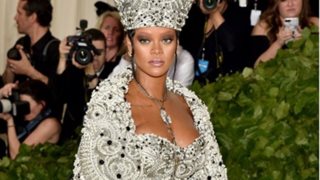 Rihanna: Κλέβει και πάλι την παράσταση στο Met Gala ως Πάπας
