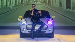 MadWalk 2020 | Ο Ιαν Στρατής &amp; Έβελυν Καζαντζόγλου μαζί στο catwalk