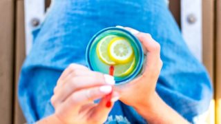 Να πίνεις ζεστό νερό με λεμόνι το πρωί;
: Τελικά πρέπει ή όχι;