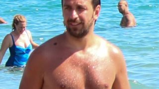 Θάνος Πετρέλης: Στην παραλία με τις κόρες του: Φωτογραφίες