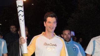 Σάκης Ρουβάς: Σε ρόλο λαμπαδηδρόμου: Φωτογραφίες και Video