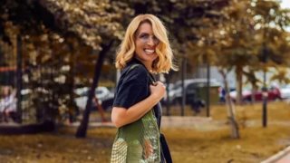 Η Μαρία Ηλιάκη με το χρώμα νυχιών που έχει αντικαταστήσει φέτος το μαύρο