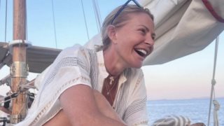 Η Τζένη Μπαλατσινού αποτυπώνει τις τελευταίες μέρες του καλοκαιριού σ&#39; ένα υπέροχο βίντεο με δελφίνια