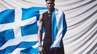 Γιάννης Αντετοκουνμπο: Στη Μύκονο! Η άφιξη στο αεροδρόμιο