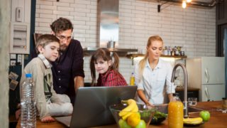 Κορονοϊός: Η μεγαλύτερη διασπορά εν μέσω lockdown γίνεται ανάμεσα στα μέλη της οικογένειας